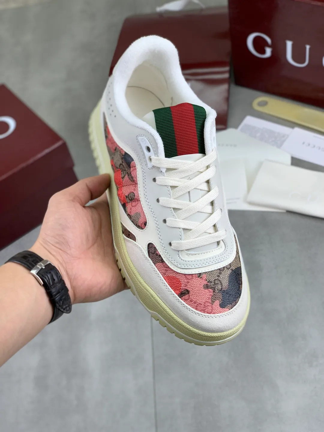 Men's shoes 💰P542 New Gucci autumn and winter low-end catwalk casual sneakers, top version! Oil edge craftsmanship. New model for early spring, creating a perfect style, cool and sassy, ​​c-position fashionable wear, classic shoe style with retro and futuristic feel, showing exquisite texture! Open mold to customize high-density outsole. Comes fully packaged. Size: 40-45 Fabric: Imported calfskin punching Lining: Imported original towel lining